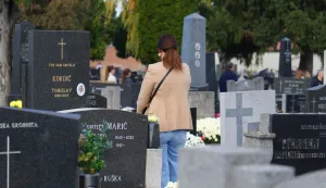 Osijek, 01. 11. 2025., Anino groblje, Svi sveti, Svi sveti 2025, groblje, grobovi, ljudi, cvijeće, molitva SNIMIO BRUNO JOBST