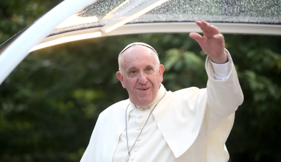 06.06.2015., Sarajevo, Bosna i Hercegovina - Sluzbeni posjet pape Franje Sarajevu. Ovo je treci papinski posjet Bosni i Hercegovini. Prethodni posjeti pape Ivana Pavla II bili su pastoralni dok je posjet pape Franje primarno drzavnicki te ga ocekuje zgusnut raspored s dvosatnim misnim slavljem na stadionu Kosevo. Papa Franjo odlazi gradskim ulicama u svom papomobilu u Nadbiskupijski centar za pastoral mladih "Ivan Pavao II".rPhoto: Igor Kralj/PIXSELL