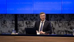 Zagreb, 20.04.2026.- Vlada je na sjednici ponovno reagirala na cijene goriva zbog čega bi, prema najavama premijera Andreja Plenkovića, od utorka ono trebalo biti jeftinije, a u saborsku će proceduru uputiti i zakonske izmjene vezane uz "plivajući" PDV. Izmjene Zakona o porezu na dodanu vrijednost Vladi bi omogućile da uredbom, a ne stalnim izmjenama Zakona, smanjuje porezne stope na naftne derivate, maksimalno za deset postotnih bodova, &scaron;to bi se primjenjivalo kratkoročno i isključivo u slučaju daljnje eskalacije sukoba na Bliskom istoku i jo&scaron; snažnijeg rasta cijena energenata.Na fotografiji Andrej Plenković.foto HINA/ Luka &Scaron;ANGULIN/ l&scaron;