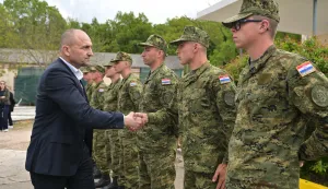 Potpredsjednik Vlade i ministar obrane Ivan Anu&scaron;ić posjetio je danas ročnike na temeljnom vojnom osposobljavanju (TVO) koji vojnu obuku polaze u vojarni u Kninu. Prvih 800 ročnika na obvezno vojno osposobljavanje u vojarne u Kninu, Slunju i Požegi u&scaron;lo je 9. ožujka i sada su pri kraju dvomjesečnog TVO-a.