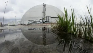 epaselect epa09781709 (FILE) - New Safe Confinement covering the 4th block of Chernobyl Nuclear power plant in Chernobyl, Ukraine, 15 April 2021 (Reissued 24 February 2022). Ukrainian President Volodymyr Zelenskyy tweeted on 24 February that Russian forces are attempting to seize control of the Chernobyl nuclear power plant. EPA/OLEG PETRASYUK *** Local Caption *** 56828889