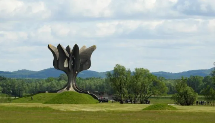 Jasenovac, 21.04.2024. - Kolonom sjećanja od Memorijalnog muzeja do spomenika Cvijet kod kojeg su umjesto vijenaca položili po jedan cvijet, državni vrh, predstavnici nacionalnih manjina, antifa&scaron;isti i preživjeli zatočenici odali su u nedjelju počast žrtvama usta&scaron;kog logora Jasenovac u znak sjećanja na 79. godi&scaron;njicu proboja posljednjih zatočenika iz koncentracijskog logora Jasenovac. Na fotografiji spomenik Cvijet.foto HINA/ Nikola BLAŽEKOVIĆ/ ml