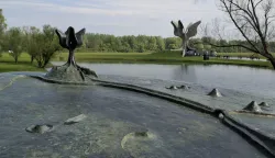 Jasenovac, 22.04.2026. - Javna ustanova Spomen-područje Jasenovac održala je komemoraciju "Sjećanje za budućnost" u spomen na žrtve te preživjele zatočenike usta&scaron;koga koncentracijskog logora Jasenovac. foto HINA/ Nikola BLAŽEKOVIĆ/ ml