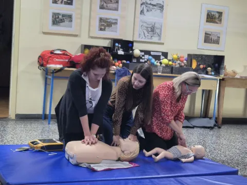 NA&Scaron;ICEU O&Scaron; Dore Pejačević postavljen je AVD uređaj koji je financirao Grad Na&scaron;ice na inicijativu roditelja budućeg učenika, predstavljen je u srijedu, a prije tjedan dana organizirana je stručna obuka svih zaposlenika.travanj 2026.
