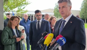 Jasenovac, 22.04.2026. - Javna ustanova Spomen-područje Jasenovac održala je komemoraciju "Sjećanje za budućnost" u spomen na žrtve te preživjele zatočenike usta&scaron;koga koncentracijskog logora Jasenovac. Na fotografiji izjavu daje Andrej Plenković. foto HINA/ Nikola BLAŽEKOVIĆ/ nb