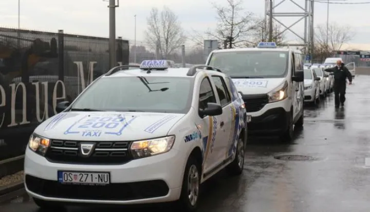 Osijek, 30. 12. 2020, Avenue Mall Osijek. Osjecki taxi tjekom noci je skupaljao higijenske potrepstine hranu i sve potrebon za pomoc Petrinji. U akciji su sudjelovali gradjani, Kohorta, Xylus... U 10 sati ispred trgovackog centra Avenue Mall krenuo je konvoj taxia i kombi natovareni potrepstinama skupljenim tokom noci u sjedistu firme Osjecki taxi.snimio GOJKO MITIC