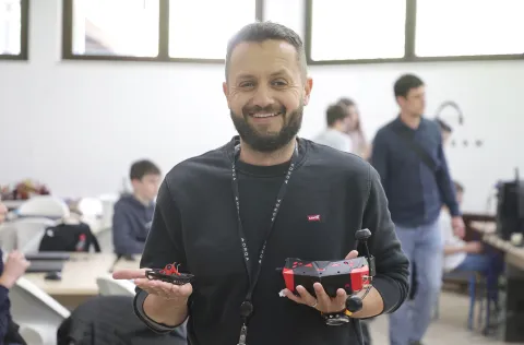 Osijek, 23. 04. 2026., O&Scaron; Retfala, prva hrvatska &Scaron;kolska dron liga, dron, vježbanje, simulator, let, Dragan KovačevićSNIMIO BRUNO JOBST