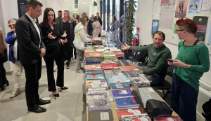 Noć knjige-NASLOVNAVinkovački gradonačelnik Josip Romić u obilasku Sajma knjiga