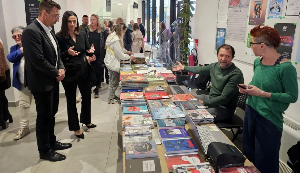 Noć knjige-NASLOVNAVinkovački gradonačelnik Josip Romić u obilasku Sajma knjiga