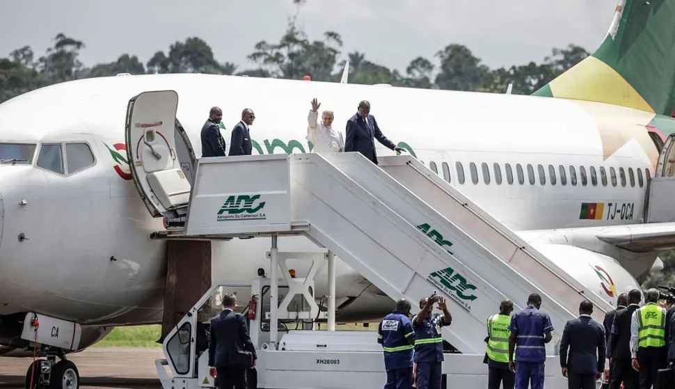 Pope Leo XIV (C) waves as he disembarks the plane upon his arrival at Bamenda Airport in Bamenda, on the fourth day of an 11-day apostolic journey to Africa, on April 16, 2026. (Photo by Patrick MEINHARDT/AFP)