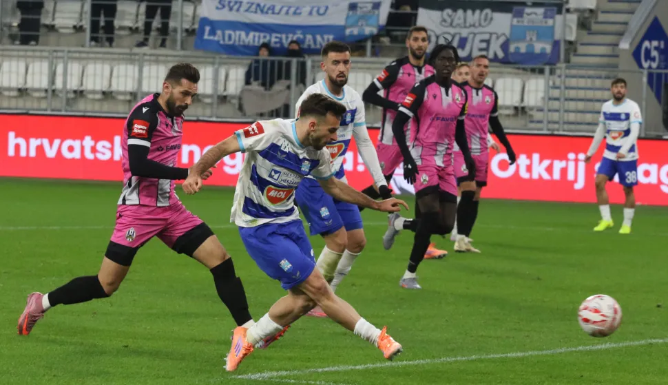 Osijek, 23. 11. 2025, Opus Arena, nogomet, Osijek - Lokomotiva (Zagreb), SupeSport HNL 25/26. Domagaj Bukvić (39) i Nail Omerović (11).snimio GOJKO MITIĆ