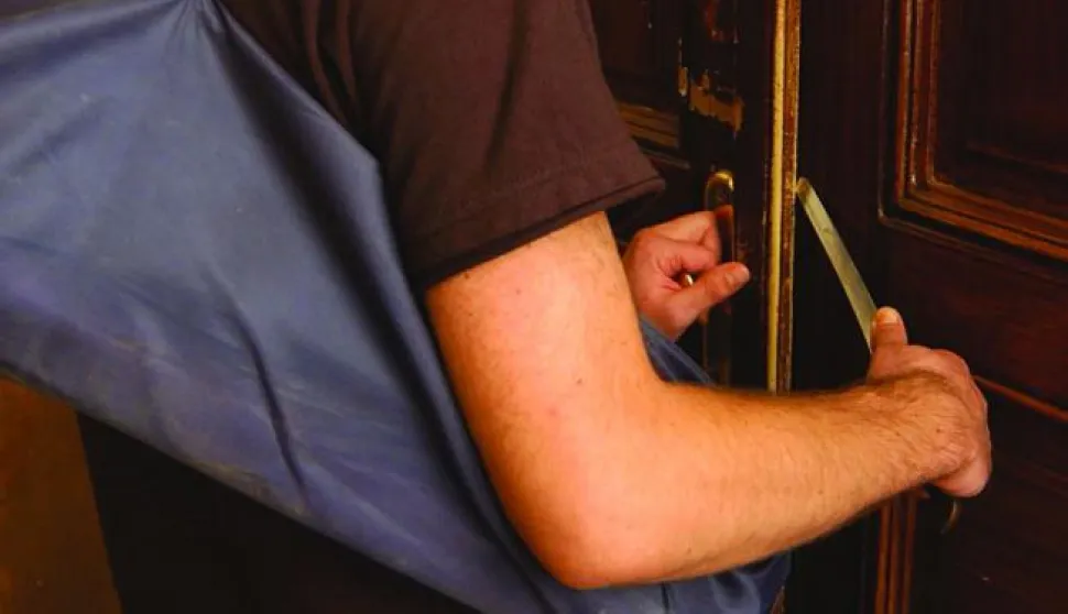 Zagreb, 13.07.2007. (zagreb), Provalnik pokusava uci u stan (uz temu o provalama u stanove), foto Darko JELINEK                 