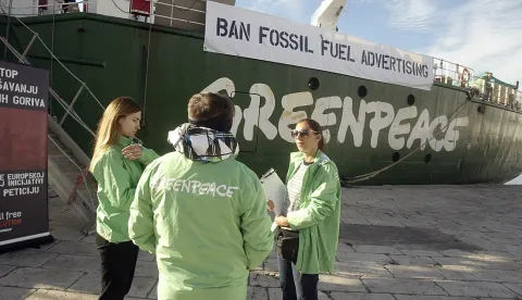 Rijeka, 16.10.2021.- Na Greenpeaceovom brodu Artic Sunrise, koji je na Gat Karoline riječke stigao u petak navečer, u subotu je upriličena tiskovna konferencija na kojoj su aktivisti Greenpeacea predstavili novu kampanju Europske građanske inicijative (ECI) za zabranu oglaavanja svih fosilnih goriva i sponzorstava povezanih s njima. foto HINA/ Miljenko KLEPAC/ mk