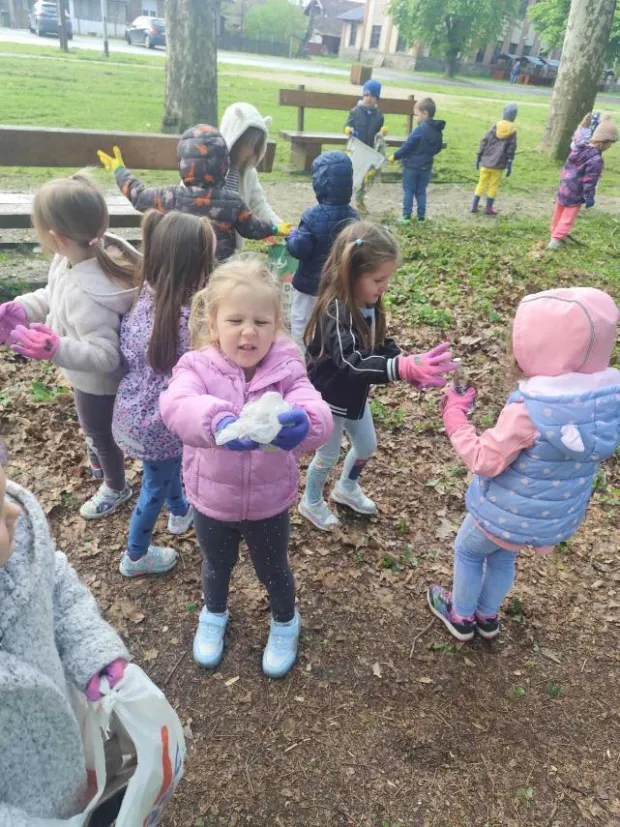 ĐURĐENOVACU svrhu praktične edukacije o ekologiji i za&scaron;titi okoli&scaron;a polaznici mlađe skupine Leptirići Dječjeg vrtića Jaglac Đurđenovac obilježili su Dan planeta Zemlje či&scaron;ćenjem parka u sredi&scaron;tu ĐurđenovcaTRAVANJ 2026.