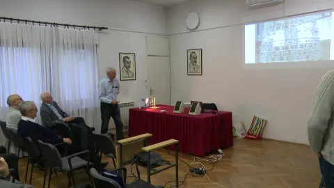 VINKOVCIEminentni hrvatski znanstvenik, teorijski fizičar Miroslav Dore&scaron;ić, održao je u dvorani vinkovačkog Ogranka Matice hrvatske predavanje o kvantnoj fizici i najavio dolazak u Hrvatsku nobelovca hrvatskih korijena Johna Martinisa, koji je dobio Nobelovu nagradu za fiziku za 2025. godinu s Johnom Clarkeom i Michaelom Devoretom za zajednički rad na makroskopskim kvantnim fenomenima u supravodičima.travanj 2026.