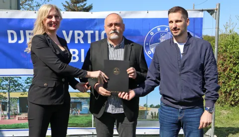 Osijek, 24. 04. 2026, Podravlje, uručenje ugovora o izgradnji Dječjeg vrtića Bambi. Ivan Radić, Zrinka Mužinić Bikić, državna tajnica u Ministarstvu znanosti i obrazovanja, Emil Tu&scaron;a Planum - građenje d.o.o. izvođač radova, Ana Mihaljević, ravnateljica Dječjeg vrtića Osijek, Marica Čulo, predsjednica vijeća MO Lijeva obala. Zrinka Mužinić Bikić, Emil Tu&scaron;a i Ivan Radić.snimio GOJKO MITIĆ