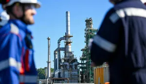 French Director of Operational Excellence, Refining & Chemicals at TotalEnergies Francois Bourrasse (L) looks on at the TotalEnergies refinery platform in Gronfreville-L?Orcher, near Le Havre, northwestern France, on April 23, 2026. (Photo by Lou BENOIST/AFP), NAFTA, RAFINERIJA