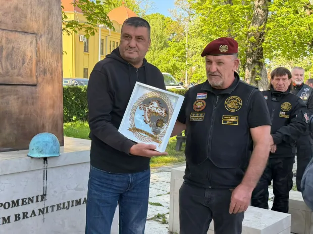 Članovi Moto kluba 4. gardijske brigade iz Splita, zajedno s članovima Moto kluba Vinkovci odali su danas kod spomenika hrvatskim braniteljima u Lovretićevoj ulici, počast poginulim i nestalim hrvatskim braniteljima, a sve u sklopu tradicionalne karavane pod nazivom "35 krunica za 35 godina"