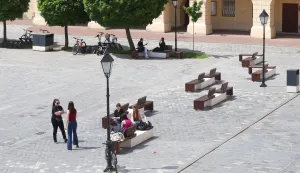 Osijek, 30. 04. 2025., Tvrđa, Trg sv. Trojstva, studenti, učenici, ljudi, &scaron;etnja, toplo vrijeme, sunčano, slobodnjak, slobodnjaciSNIMIO BRUNO JOBST