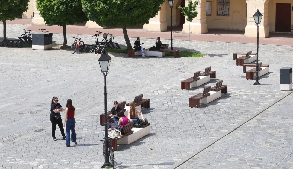 Osijek, 30. 04. 2025., Tvrđa, Trg sv. Trojstva, studenti, učenici, ljudi, &scaron;etnja, toplo vrijeme, sunčano, slobodnjak, slobodnjaciSNIMIO BRUNO JOBST