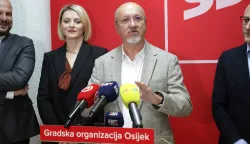 Osijek, 25. 04. 2026., Ulica J. J. Strossmayera, SDP, konferencija za medije, press, Goran Ku&scaron;acSNIMIO BRUNO JOBST