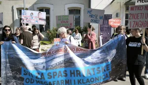 Sisak, 25.04.2026. - U Sisku je u subotu prijepodne započeo "Prosvjed za spas Hrvatske od megafarmi i klaonica", u organizaciji udruga i građanskih inicijativa koje se protive planiranoj izgradnji velikih peradarskih postrojenja. Okupljanje je počelo na Trgu Republike na glavnom kolodvoru, odakle se prosvjedna kolona uputila prema Trgu bana Josipa Jelačića u sredi&scaron;tu grada. Sudionici su poručili kako od svojih zahtjeva neće odustati. "Nije gotovo dok nije gotovo", istaknuli su prosvjednici. foto HINA/ Nikola BLAŽEKOVIĆ/ nb