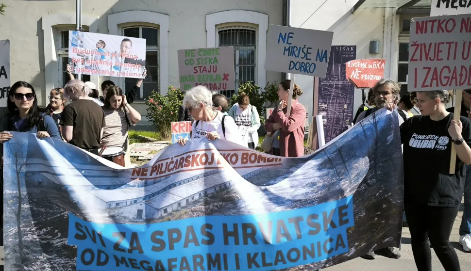 Sisak, 25.04.2026. - U Sisku je u subotu prijepodne započeo "Prosvjed za spas Hrvatske od megafarmi i klaonica", u organizaciji udruga i građanskih inicijativa koje se protive planiranoj izgradnji velikih peradarskih postrojenja. Okupljanje je počelo na Trgu Republike na glavnom kolodvoru, odakle se prosvjedna kolona uputila prema Trgu bana Josipa Jelačića u sredi&scaron;tu grada. Sudionici su poručili kako od svojih zahtjeva neće odustati. "Nije gotovo dok nije gotovo", istaknuli su prosvjednici. foto HINA/ Nikola BLAŽEKOVIĆ/ nb