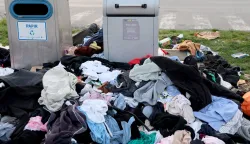 16.03.2026., Zagreb - Medju kronicne probleme sa odlaganjem otpada svakako spadaju I podzemni spremnici postavljeni kod trznice Dubec. Ruzne slike razbacanog smeca, ponajvise tesktilnog otpada nisu od jucer i traju godinama, prakticki od samog postavljanja spremnika. Da li je tome razlog opcenito mali broj kontejnera za tekstil diljem grada, ili neodgovorni gradjani otpad ostavljaju oko spremnika pa se stara odjeca onda razvlaci tesko je reci, ali radnici Cistoce koji u skladu sa svojm mogucnostima saniraju stanje nisu rjesenje nego treba iznaci opciju koja ce rijesiti problem. Photo: Patrik Macek/PIXSELL