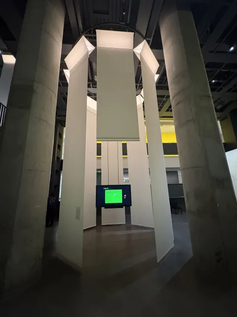 Un monde reel - dio izložbe usmjeren prema budućnosti, s narativima koji spajaju znanost, tehnologiju i fikciju