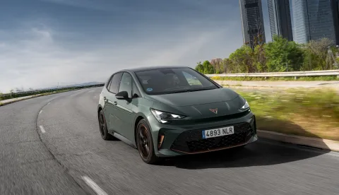 Redizajniran je Born, Cuprin električni adut