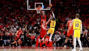 HOUSTON, TEXAS - APRIL 24: Deandre Ayton #5 of the Los Angeles Lakers shoots the ball during the first quarter of the game against Alperen Sengun #28 of the Houston Rockets at Toyota Center on April 24, 2026 in Houston, Texas. NOTE TO USER: User expressly acknowledges and agrees that, by downloading and or using this photograph, User is consenting to the terms and conditions of the Getty Images License Agreement. Kenneth Richmond/Getty Images/AFP (Photo by Kenneth Richmond/GETTY IMAGES NORTH AMERICA/Getty Images via AFP)