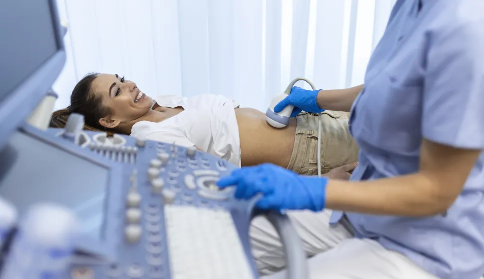 Ultrasound diagnostic of stomach on abdominal to woman in clinic, closeup view. Doctor runs ultrasound sensor over patient's girl tummy and looks at image on screen. Diagnosis of internal organs.ultrazvuk pregled doktor liječnik bolnica ilustracija freepik