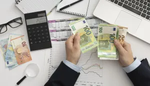 Flat lay business man checking finance mannersnovac financije inflacija ulaganje investicija ilustracija freepik