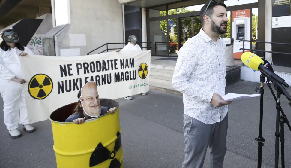 Zagreb, 27.04.2026. - Akcija "Ne prodajte nam nuklearnu maglu!" u organizaciji Zelene akcije održana je ispred Ministarstva gospodarstva. Na fotografiji Luka Tomac. foto HINA/ Lana SLIVAR DOMINIĆ/ lsd