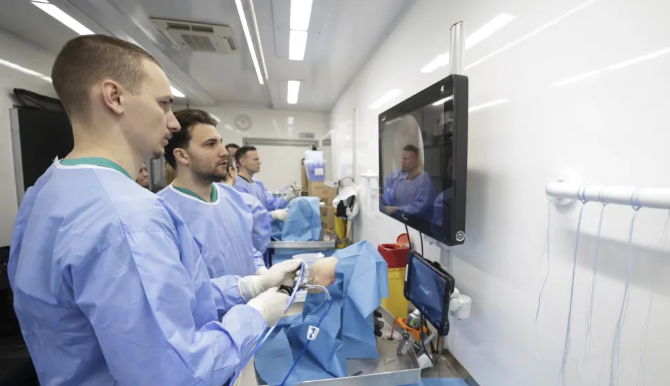 Zagreb, 27.04.2026 - Klinička bolnica Sveti Duh (KBSD) bila je domaćin Arthrex MobileLaba - edukacije koja donosi budućnost ortopedije i traumatologije. Riječ je o inovativnom pokretnom laboratoriju za uvježbavanje suvremenih ortopedskih i traumatolo&scaron;kih kirur&scaron;kih tehnika, koji po prvi put dolaze u Hrvatsku.foto HINA/ Admir BULJUBA&Scaron;IĆ/ abu