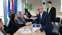 Nova Gradi?ka, 27.4.2026.- Predaja potpisa za kandidature u Novoj Gradi?ki otvorila je izbornu utrku i jasno pokazala raspolo?enje bira?a. Hrvatska demokratska zajednica prva je predala potpise s kandidatom za gradona?elnika Bernardinom Trnkom i kandidatom za zamjenika Brunom Bu?i?em dok u utrku ulaze i kandidati Socijaldemokratske partije nezavisnim Markom ?osi?em i strana?kim kandidatom za zamjenika Borisom ?alinskim. Obje stranke potpise su predale danas u dopodnevnim satima Gradskom izbornom povjerensvu grada Nove Gradi?ke. Na slici HDZ-ov kandidat za gradona?elnika Bernardin Trnka i kandidat za zamjenika gradona?elnika Bruno Bu?i?. foto HINA/ Dubravka Kova?i?/ ua