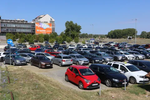 Osijek, 18. 08. 2025, Parking, Parkirali&scaron;te u &Scaron;amačkoj ulici kod Hotela Osijek, popularna rupa, uređeje parkirali&scaron;ta u gradu Osijeku. Uoči uvođenja novog sustava naplate prkinga. Ilustracijasnimio GOJKO MITIĆ