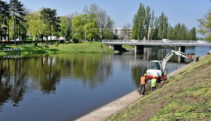 slavonija...vinkovci...20.04.2023.zapocelo uredjenje lijeve obale bosuta u neposrednoj blizini tzv. starog mosta u sredistu grada; foto Gordan Panić