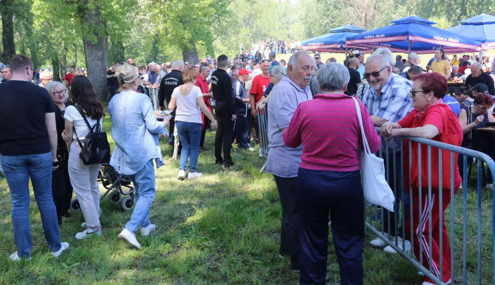 Osijek, 01. 05. 2025, Katakombe, lijeva obala. Prvomajski grah - na podjeli i Ivan Radić....snimio GOJKO MITIĆ