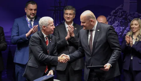 Dubrovnik, 28.04.2026 - Sastanak na vrhu Inicijative triju mora u hotelu Palace u Dubrovniku. Potpisivanje sporazuma u području energetike, prometa, tehnologije, financija i porezne politike: Memorandum o razumijevanju između Republike Hrvatske i Sjedinjenih Američkih Država o energetskoj infrastrukturi i regionalnoj energetskoj sigurnosti koji su potpisali ministar gospodarstva RH Ante &Scaron;u&scaron;njar i državni tajnik za energetiku SAD-a Chris Wright.foto HINA/ Damir SENČAR/ ds