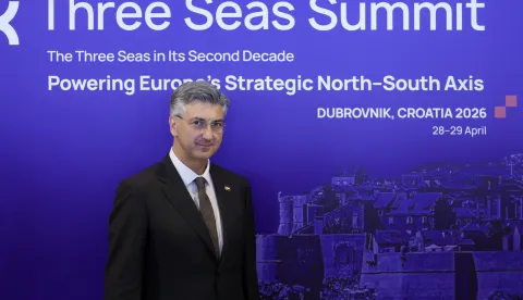 Dubrovnik, 28.04.2026 - Sastanak na vrhu Inicijative triju mora, dočeci voditelja izaslanstava u hotelu Palace u Dubrovniku. Na slici predsjednik Vlade Andrej Plenković.foto HINA/ Damir SENČAR/ ds