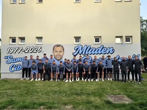 Prva momčad HNK Cibalije ispred murala