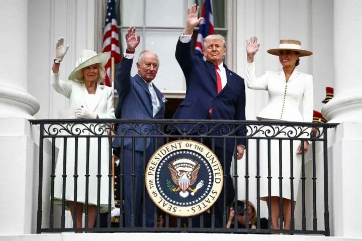 TOPSHOT - US President Donald Trump, First Lady Melania Trump, Britain's King Charles III and Queen Camilla wave to the crowd during an arrival ceremony on the South Lawn of the White House in Washington, DC, on April 28, 2026. (Photo by Henry NICHOLLS/POOL/AFP)