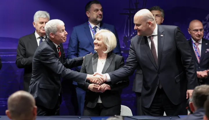 Dubrovnik, 28.04.2026 - Sastanak na vrhu Inicijative triju mora u hotelu Palace u Dubrovniku. Potpisivanje sporazuma u području energetike, prometa, tehnologije, financija i porezne politike: Zajednička izjava o namjeri potpore projektu Južna plinska interkonekcija koju su potpisali ministar gospodarstva RH Ante &Scaron;u&scaron;njar, predsjedateljica Vijeća ministara BiH Bojana Kri&scaron;to i državni tajnik za energetiku SAD-a Chris Wright.foto HINA/ Damir SENČAR/ ds