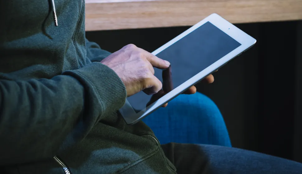 Hacker using tablet kriptovalute kripto prijevara cyber kriminal ilustracija freepik