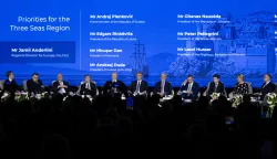 Dubrovnik, 29.04.2026 - Predsjednici Vlada, država tijekom panela leasdera u sklopu Poslovnog foruma Inicijative triju mora. Na slici moderator Jamil Anderlini, predsjednik Parlamenta Republike Estonije Lauri Hussar, grčki predsjednik Konstantinos Tasoulas, predsjednik Republike Latvije Edgars Rinkevičs, predsjednik Republike Litve Gitanas Nauseada, predsjednik Vlade Republike Hrvatske Andrej Plenković, predsjednik Če&scaron;ke Republike Petr Pavel, predsjednik Slovačke Republike Peter Pellegrini, predsjednik Rumunjske Nicusor Dan, biv&scaron;a predsjednica RH Kolinda Grabar Kitarović i biv&scaron;i poljski predsjednik Andrzej Duda.foto HINA/ Damir SENČAR/ ds