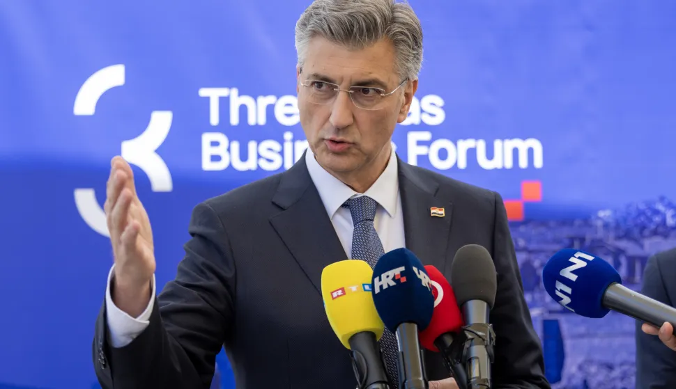 Dubrovnik, 29.04.2026 - Predsjednik Vlade Andrej Plenković dao je izjavu za medije nakon Panela Lidera na Poslovnom forumu Inicijative triju mora u Dubrovniku. Na slici Andrej Plenković.foto HINA/ Damir SENČAR/ ds