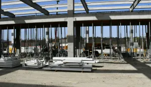 Požega, 10.04.2026. - Županica Antonija Jozić i potpredsjednik Vlade Republike Hrvatske i ministar poljoprivrede, &scaron;umarstva i ribarstva David Vlajčić obi&scaron;li gradili&scaron;te Regionalnog distribucijskog centar za voće i povrće u Požegi (Mlinska ulica). foto HINA/ tm