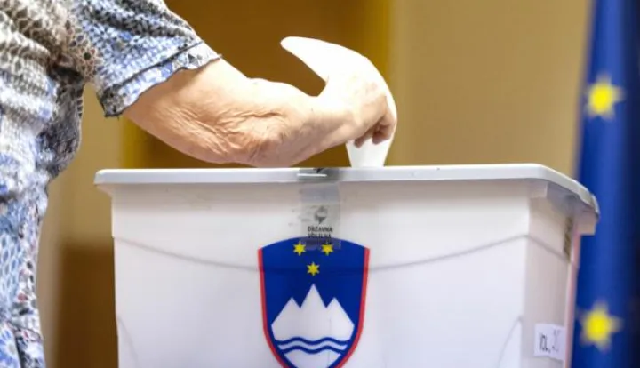 epa06781905 A woman casts her vote at a polling station in Kamnik, Slovenia, 03 June 2018. Slovenia holds snap parliamentary elections that were sparked by the resignation of Prime Minister Cerar in March. EPA/CHRISTIAN BRUNA