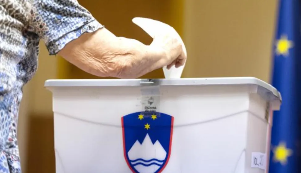 epa06781905 A woman casts her vote at a polling station in Kamnik, Slovenia, 03 June 2018. Slovenia holds snap parliamentary elections that were sparked by the resignation of Prime Minister Cerar in March. EPA/CHRISTIAN BRUNA